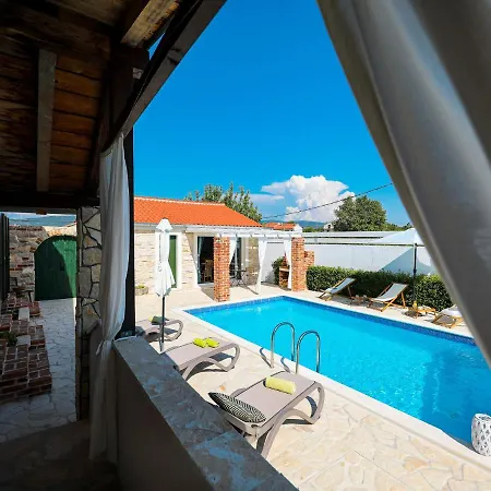 Charming With Private Pool And Covered Terrace 3 And Bathrooms Villa